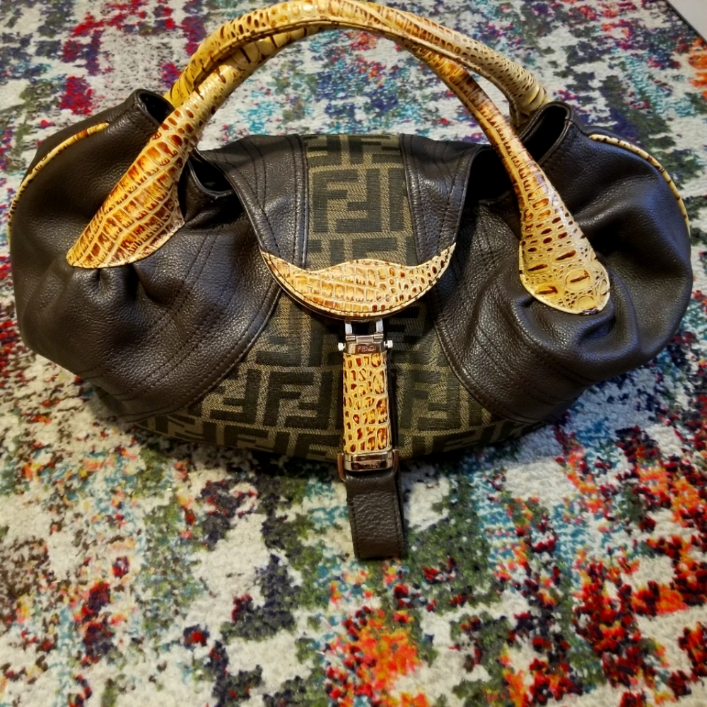 Fendi Spy Bag - coin purse broken